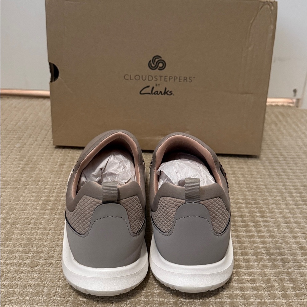 NWT cloud steppers by Clarks. Slip on sneakers with cushion, soft souls in Sz 10 - Picture 3 of 6